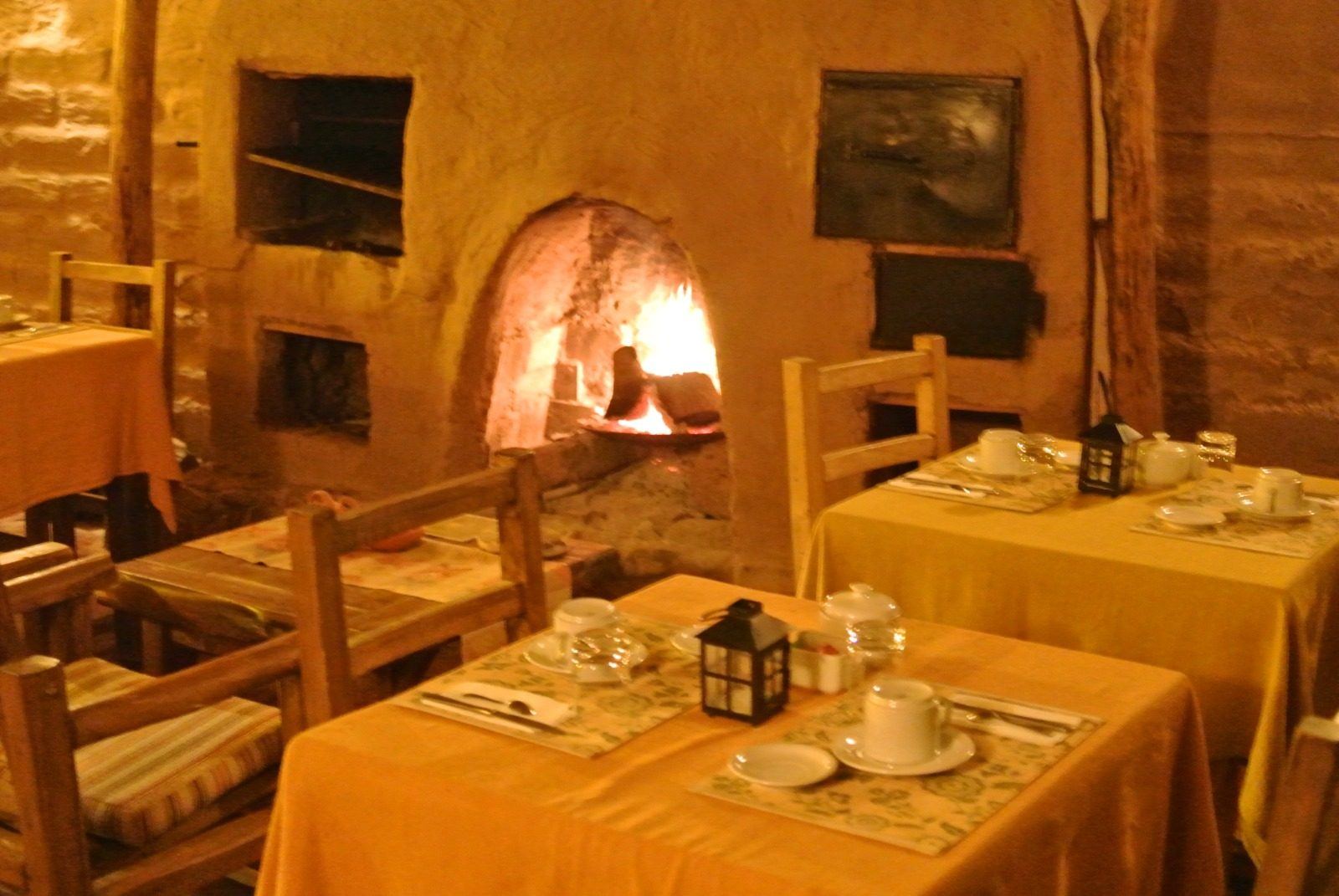 Comedor del desayuno con horno de barro encendido