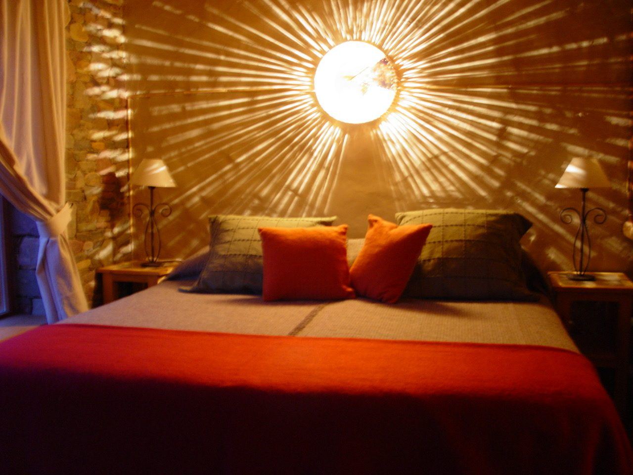 Habitación matrimonial con lámpara de sol en la pared