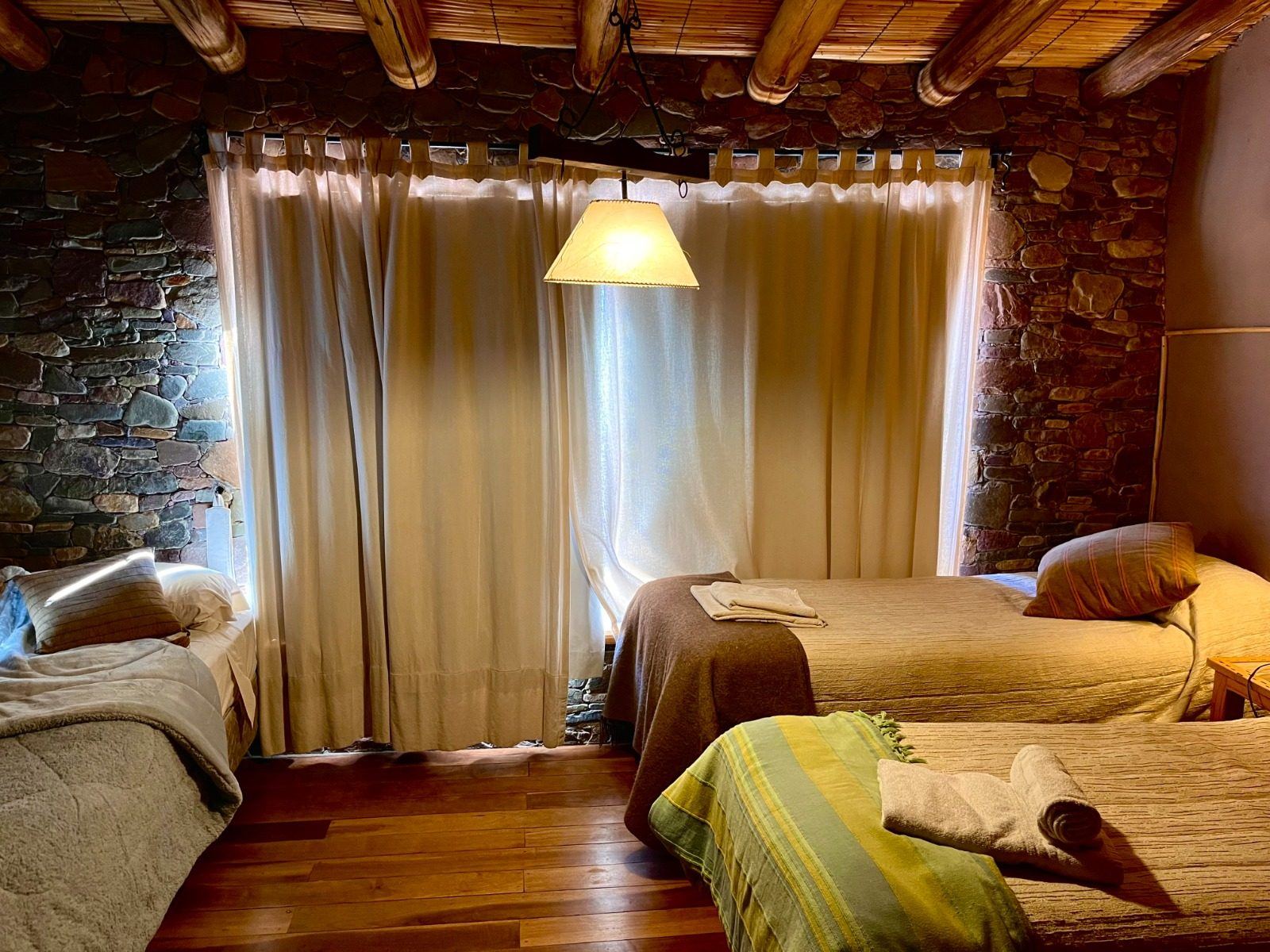 Habitación triple con muros de piedra