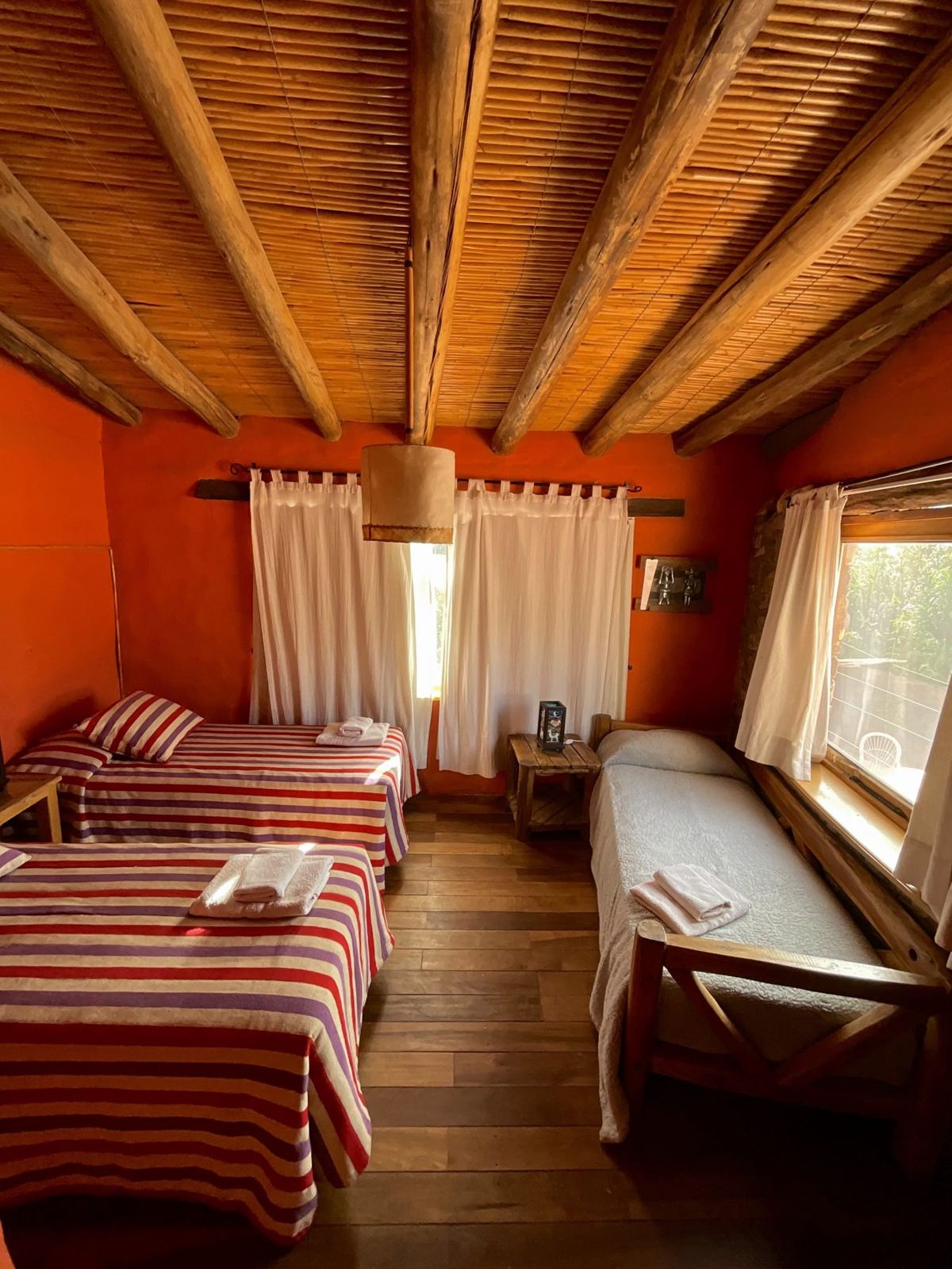 Habitación triple con techo de caña