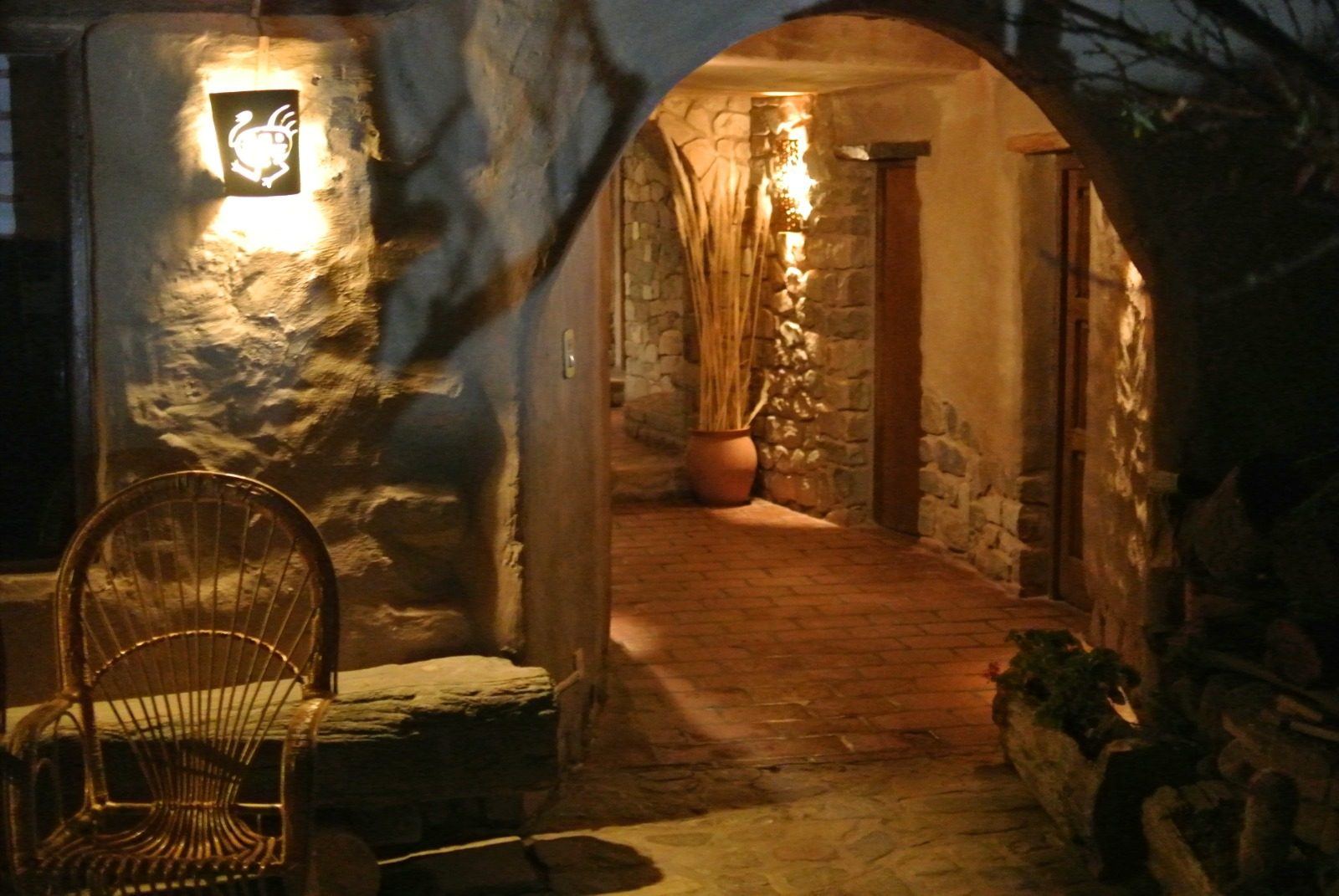 Galería de piedra iluminada de noche